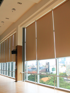 Perbedaan Kain Dimout dan Kain Blackout pada Tirai Gulung Indoor