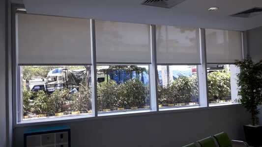 Tirai Gulung Indoor: Tirai Modern dan Minimalis untuk Ruangan Anda