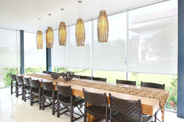 KEUNGGULAN TIRAI GULUNG INDOOR DIBANDING PENUTUP JENDELA LAINNYA