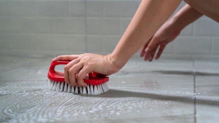 TIPS ATASI KERAK DI LANTAI KAMAR MANDI