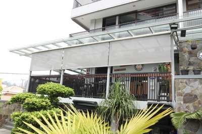 5 Alasan Tak Terbantahkan Mengapa Tirai Outdoor Menjadi Perisai Esensial bagi Area Luar Rumah Anda