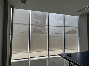 4 Manfaat Tirai Gulung Solar Screen untuk Café Kamu yang Ingin Tampil Beda