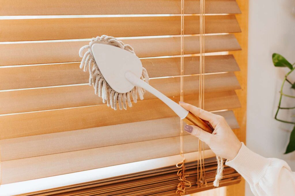 Biar Tetap Kinclong dan Fungsional, Ini 4 Cara Merawat Tirai Horizontal di Rumah